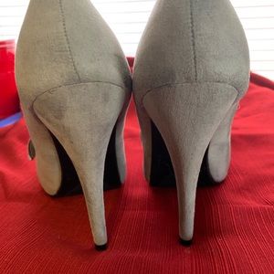 Grey 4" pumps